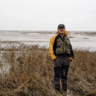 男人站在海边中度可信度描述已自动生成